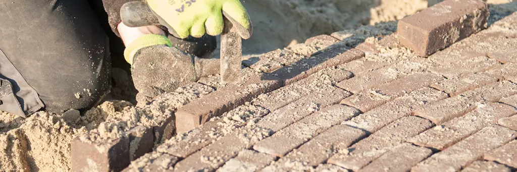 Een rond terras met klinkers aanleggen. Hoe doe je dat? - Bindels Buiten Beleving