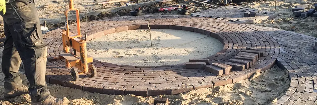 Een rond terras met klinkers aanleggen. Hoe doe je dat? - Bindels Buiten Beleving