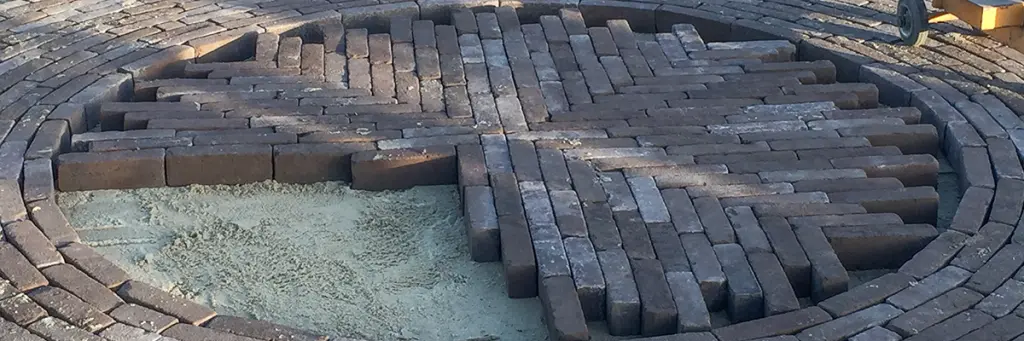 Een rond terras met klinkers aanleggen. Hoe doe je dat? - Bindels Buiten Beleving