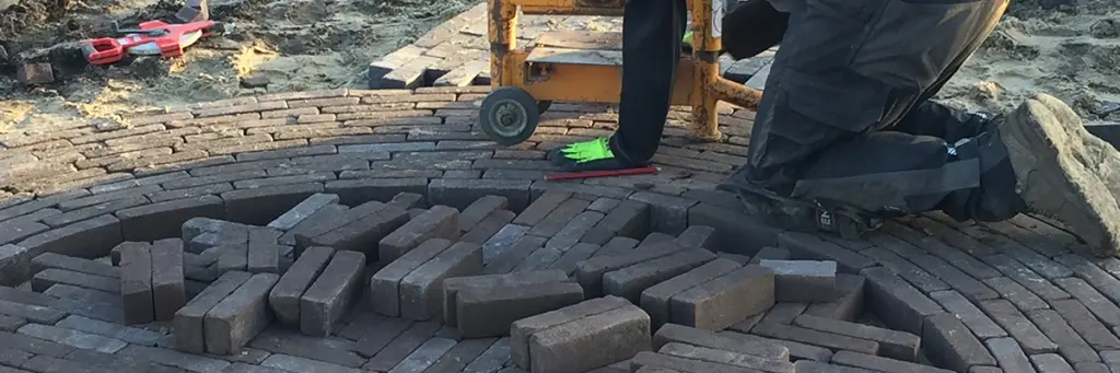 Een rond terras met klinkers aanleggen. Hoe doe je dat? - Bindels Buiten Beleving