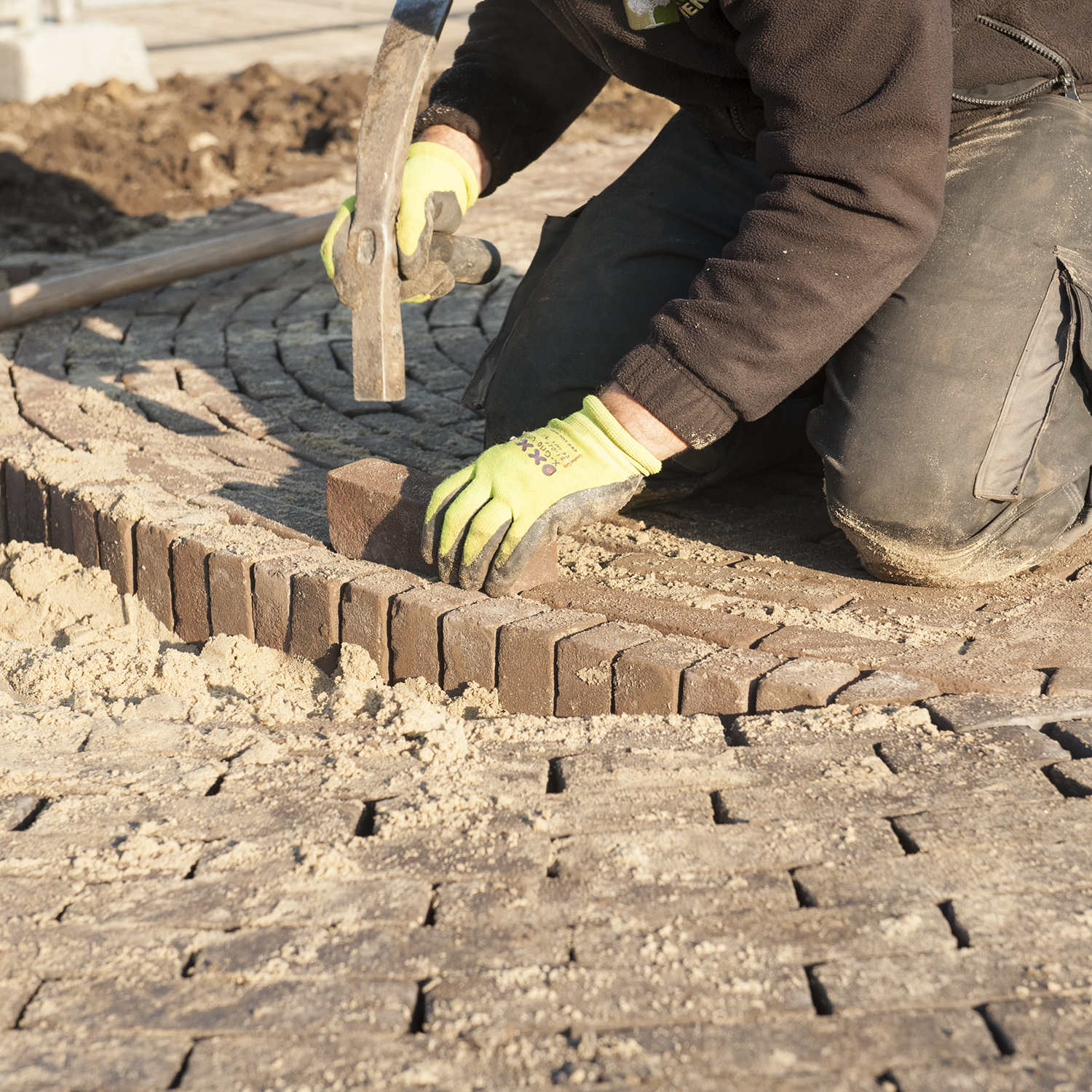 Zelf sierbestrating leggen? Deze tips helpen u op weg. Bindels Buiten Beleving